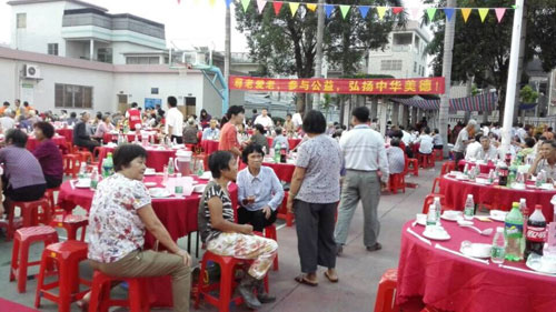 91视频国产精品漆廠家 明邦化工走進新塘社區愛心敬老.jpg